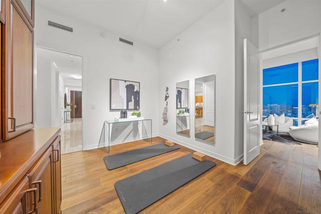 550 Front St, San Diego CA: https://media.crmls.org/mediaz/9ae5aa43-ee89-4d24-91d3-9b1e088c454d.jpg