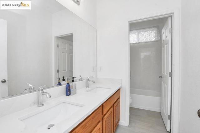 562 Douglas Drive, Brentwood CA: https://media.crmls.org/mediaz/9ae6dcf8-c3e3-4456-846b-a3d82a1f5f58.jpg