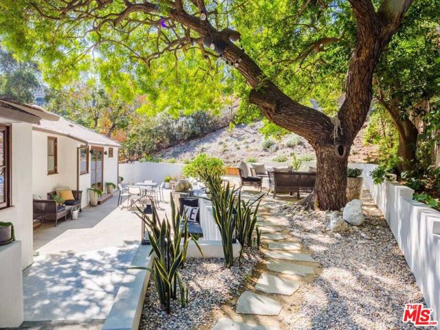 3279 Ledgewood Drive, Los Angeles CA: https://media.crmls.org/mediaz/9ae759a9-2f0d-4cf9-9676-7e9ec1b2a623.jpg
