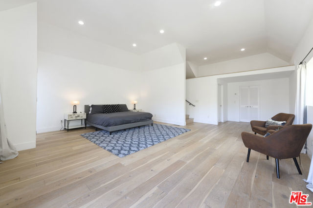 8581 Cole Crest Drive, Los Angeles CA: https://media.crmls.org/mediaz/9ae78f02-5d9a-4503-ae3b-5595fcd6c63f.jpg