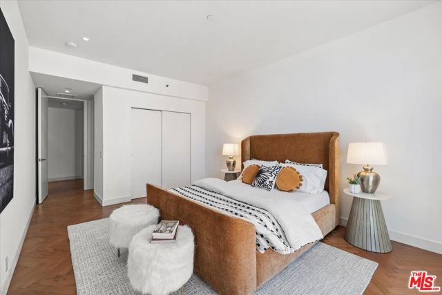 300 N Swall Drive, Beverly Hills CA: https://media.crmls.org/mediaz/9ae99871-65bf-4a32-9979-4f5f8c518839.jpg