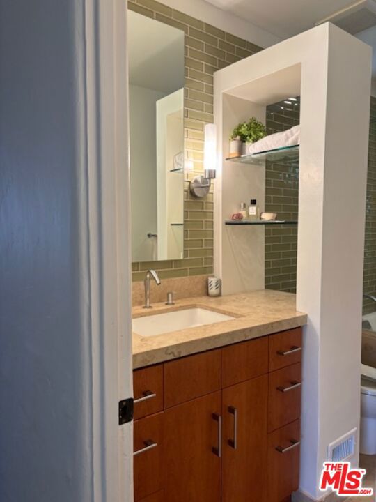 2439 West Silver Lake Drive, Los Angeles CA: https://media.crmls.org/mediaz/9ae9af0f-b8f6-4cf0-8f67-139c82fcfedb.jpg