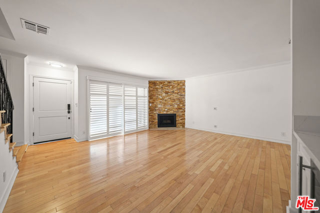 14634 Magnolia Boulevard, 7 photo 5