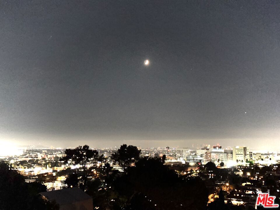 https://media.crmls.org/mediaz/9aea33c4-4099-409d-a48b-41168a9e0280.jpg?preset=X-Large