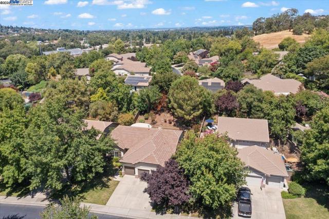 3319 Besana Dr, El Dorado Hills CA: https://media.crmls.org/mediaz/9aeabc8f-8cd6-4134-a0d4-8d50b8d77911.jpg