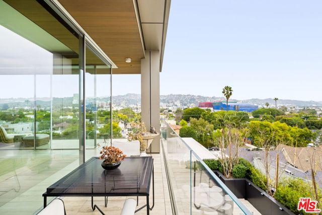 8899 Beverly Boulevard, Los Angeles CA: https://media.crmls.org/mediaz/9aeb3b0c-5a66-4133-8f91-6f95e2ea56d8.jpg