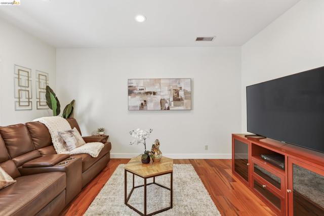 4963 Stoneridge Ct, Oakland CA: https://media.crmls.org/mediaz/9aeb802a-75d0-4766-932a-de34242d995c.jpg
