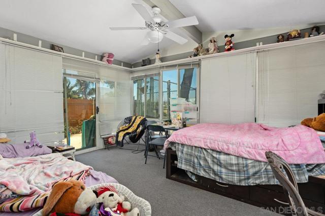 252 Santa Clara Dr, Vista CA: https://media.crmls.org/mediaz/9aebbb11-b7a8-48f1-bd83-9016dd17c316.jpg