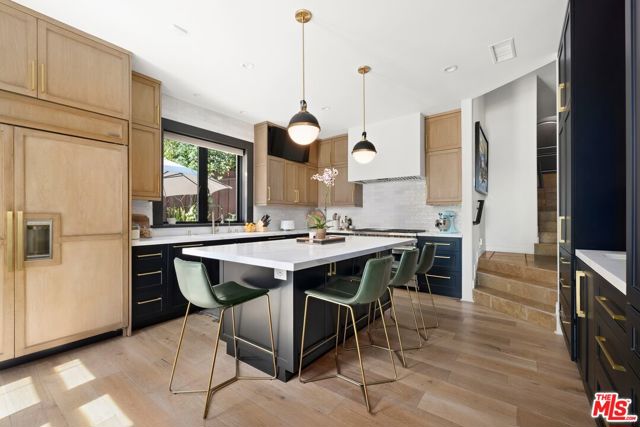 16820 Oak View Drive, Encino CA: https://media.crmls.org/mediaz/9aec16f1-7ac2-421c-9840-915005f6091a.jpg