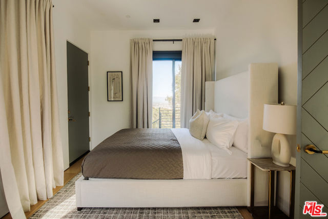 13331 Mulholland Drive, Beverly Hills CA: https://media.crmls.org/mediaz/9aec4e61-d3dc-4148-b04c-73832655f489.jpg