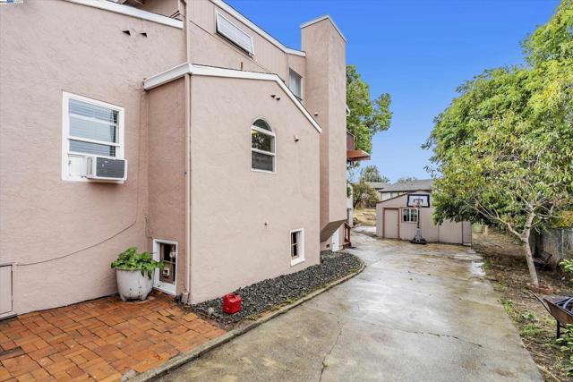 Image 19 of 23 For 22967 Maud Ave
