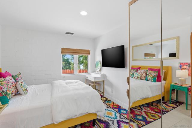 1047 Highland Dr, Del Mar CA: https://media.crmls.org/mediaz/9aed7b4d-ee7e-48ed-bc5e-4643d3f34a8e.jpg