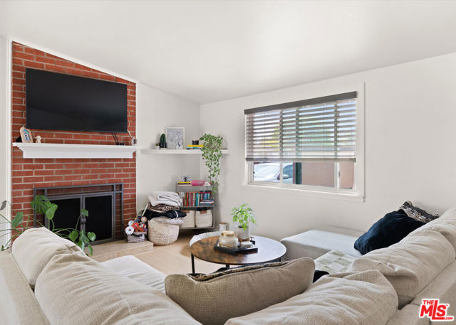 326 Hamilton Street, Costa Mesa CA: https://media.crmls.org/mediaz/9aeedbd4-6907-4b18-9083-f327d0d871d1.jpg