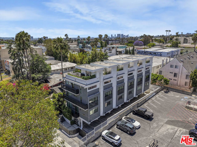 1445 1/4 N Martel Avenue, Los Angeles CA: https://media.crmls.org/mediaz/9aeee303-5d0a-4cea-95f3-a53f84a8d2e7.jpg