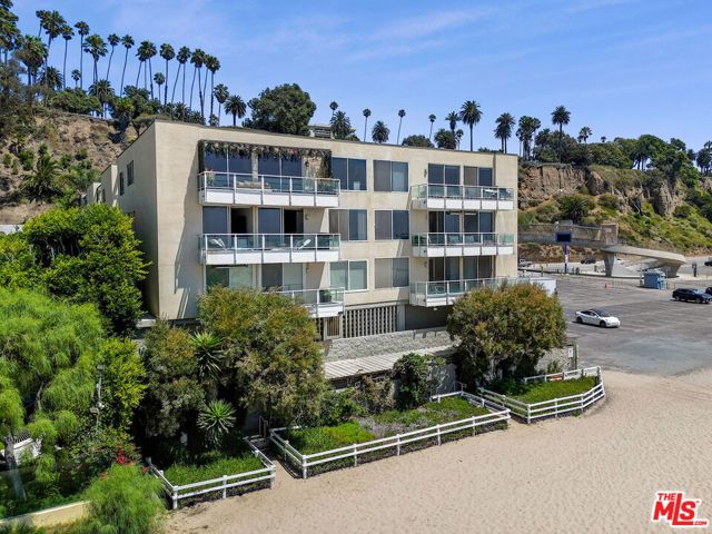 723 Palisades Beach Road, Santa Monica CA: https://media.crmls.org/mediaz/9aef9f12-8683-491b-b90a-381da5c94035.jpg