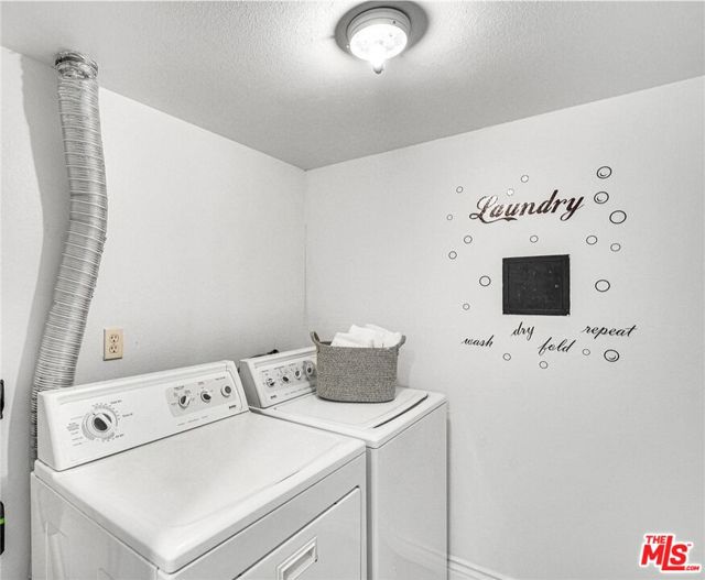 108 W Maple Street, Glendale CA: https://media.crmls.org/mediaz/9aefb1e7-6475-4521-87bb-adf5aae9642f.jpg