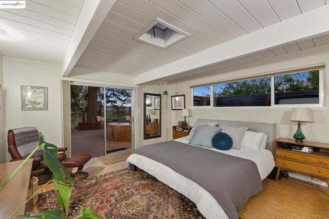 5345 Crown Ct, Castro Valley CA: https://media.crmls.org/mediaz/9af06645-fe6c-42ef-9abc-f727831e39bd.jpg