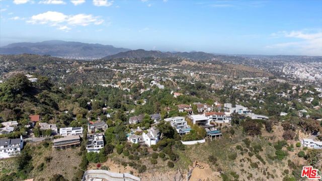 8809 Appian Way, Los Angeles CA: https://media.crmls.org/mediaz/9af2037b-7a49-40a4-a885-669c902939ff.jpg