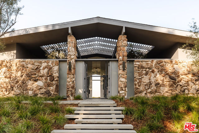 8559 Edwin Drive, Los Angeles CA: https://media.crmls.org/mediaz/9af2193c-02d0-4042-9b06-35957044350a.jpg
