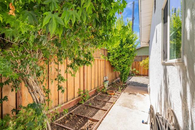225 W Meadow Drive, Palo Alto CA: https://media.crmls.org/mediaz/9af2b4db-ac40-4256-8b11-95599c7804d1.jpg