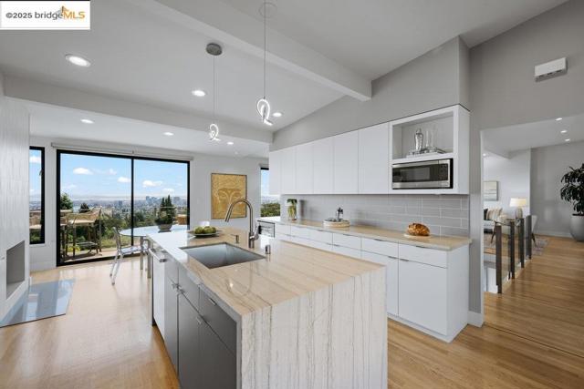 310 Pacific Ave, Piedmont CA: https://media.crmls.org/mediaz/9af3033e-6e8c-42d3-9b67-9017aff023c8.jpg
