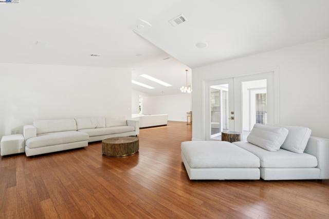 2643 Buena Vista Ave, Walnut Creek CA: https://media.crmls.org/mediaz/9af31ef8-5a0f-4486-bd84-e5cb541e00ce.jpg