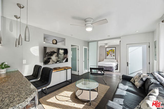 11 24th Avenue, Venice CA: https://media.crmls.org/mediaz/9af3abf1-ce8e-487e-aaee-ae4d5fbbd3a6.jpg