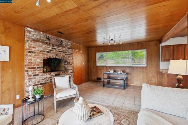 1810 Meadow Lane, Walnut Creek CA: https://media.crmls.org/mediaz/9af51ddd-1500-4e2c-b102-19e990fc4060.jpg