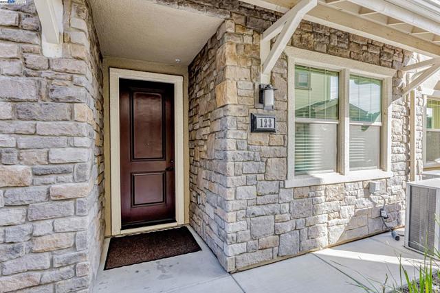 123 Branta Cmn, Fremont CA: https://media.crmls.org/mediaz/9af5dab2-4a17-4fe9-a1d1-4e34769879a5.jpg