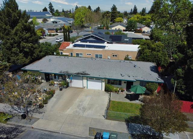 1105 Sanchez Way, Redwood City CA: https://media.crmls.org/mediaz/9af6c515-5e8c-4770-b6b1-cc19ebffeb77.jpg