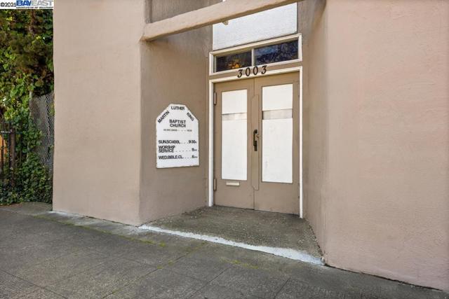 3003 School St, Oakland CA: https://media.crmls.org/mediaz/9af6e9be-72d6-43e6-a05f-a88f41a0c375.jpg