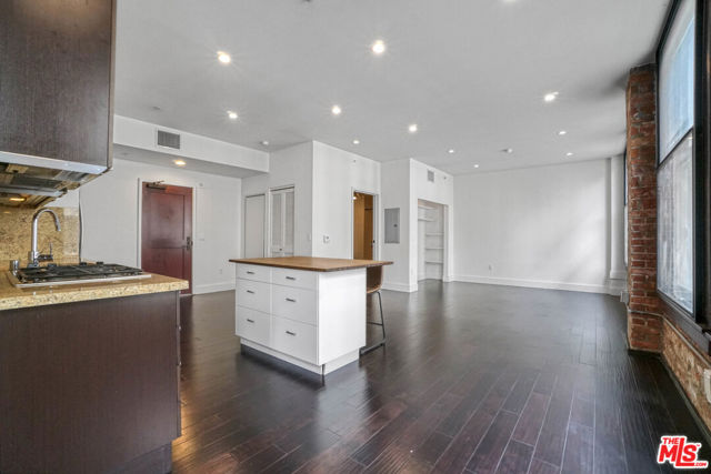460 S Spring Street, Los Angeles CA: https://media.crmls.org/mediaz/9af6fe49-c02a-448e-bc37-d1795e51b3d8.jpg