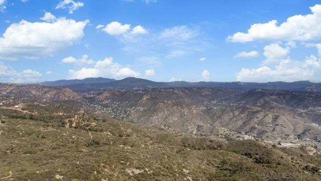 2216 Crest Dr, El Cajon CA: https://media.crmls.org/mediaz/9af86d3d-d3db-4c81-bfce-d971d083e94b.jpg