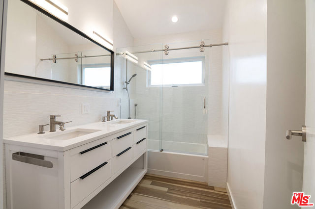 441 W Ellis Avenue, Inglewood CA: https://media.crmls.org/mediaz/9af9db7c-1f9a-46a3-93eb-7802719bd428.jpg