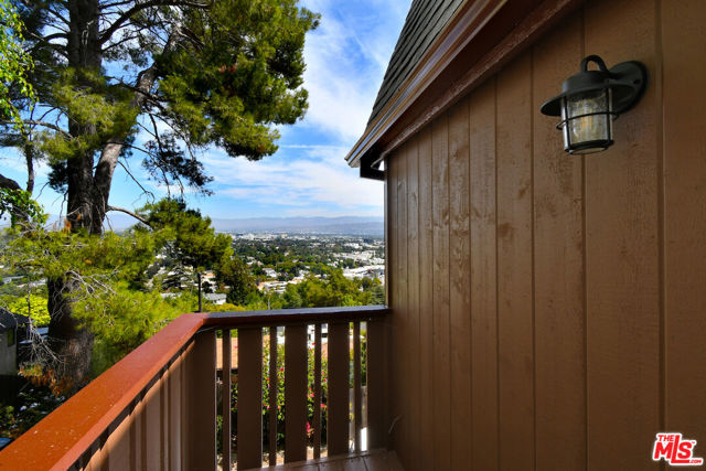 3682 Berry Drive, Studio City CA: https://media.crmls.org/mediaz/9afa1f07-54c5-43ec-afe8-4abf1478f173.jpg