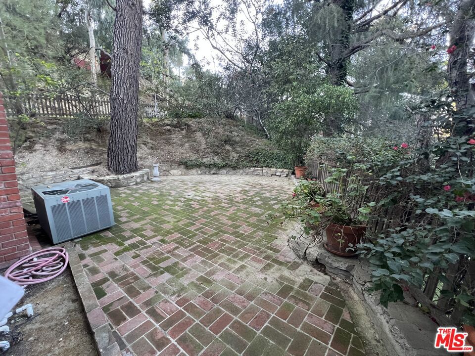 https://media.crmls.org/mediaz/9afa584d-7ddc-49d9-a13f-10f29c606aae.jpg?preset=X-Large