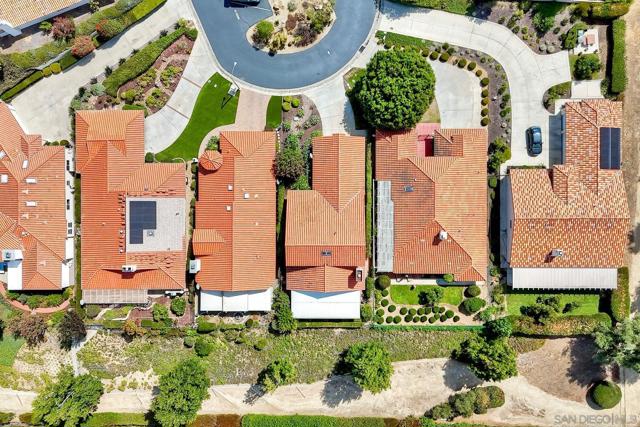 1089 Ridge Heights Dr, Fallbrook CA: https://media.crmls.org/mediaz/9afaac97-67c9-4994-9a90-a010dc455551.jpg