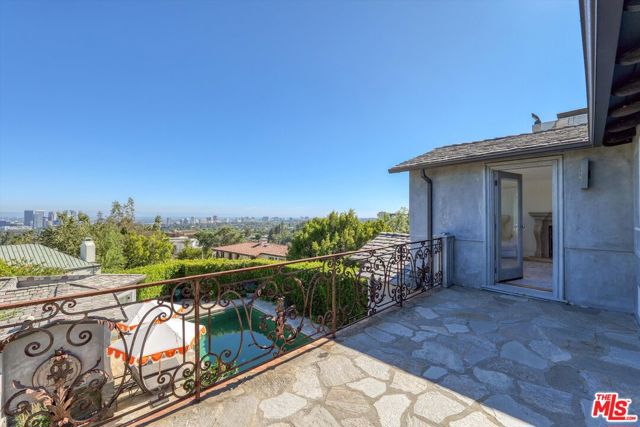 1300 Summitridge Drive, Beverly Hills CA: https://media.crmls.org/mediaz/9afb185b-162b-4add-8d94-0e916fee75dd.jpg