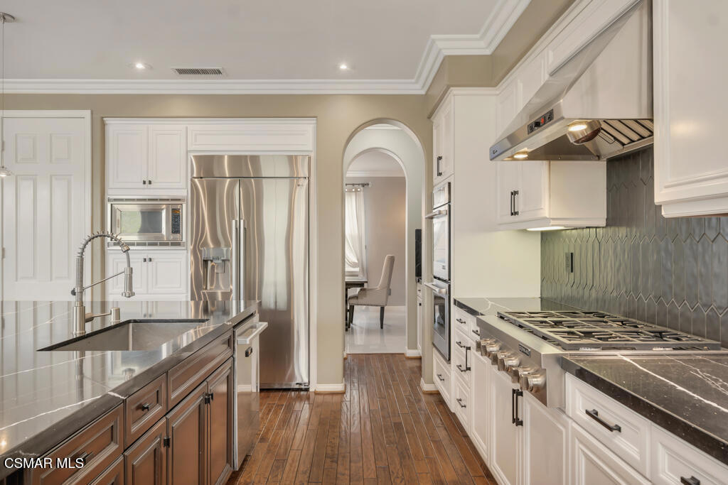https://media.crmls.org/mediaz/9afb25aa-ef1a-42dd-9b20-c8a25d229f24.jpg?preset=X-Large