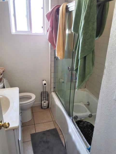 3020 E 19th st, Oakland CA: https://media.crmls.org/mediaz/9afc0e20-1992-4923-8bc0-20a7e8265411.jpg