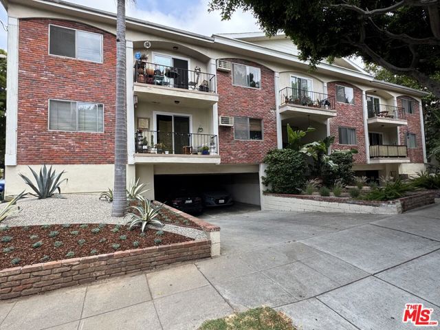 2803 Arizona Avenue, Santa Monica CA: https://media.crmls.org/mediaz/9afc35a8-cff5-4f04-a1b3-db2dac7607eb.jpg