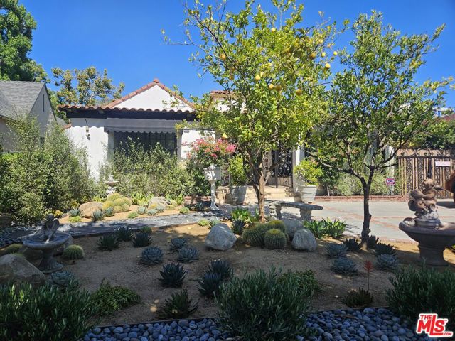 424 N Arden Boulevard, Los Angeles CA: https://media.crmls.org/mediaz/9afc43ce-3a25-49fd-818b-1e6ce3abcfce.jpg