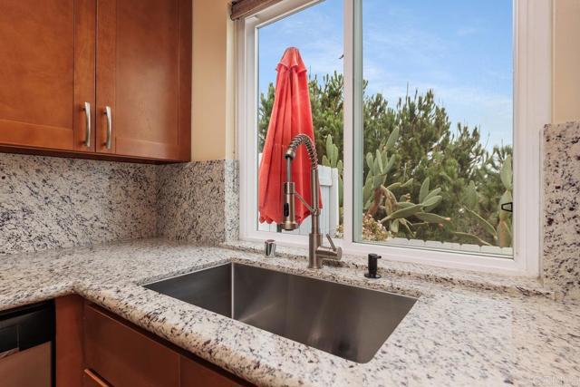 Detail Gallery Image 13 of 36 For 650 E Solana Cir, Solana Beach,  CA 92075 - 2 Beds | 1/1 Baths