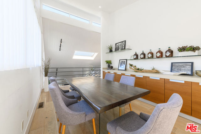 8581 Cole Crest Drive, Los Angeles CA: https://media.crmls.org/mediaz/9afd3062-42f8-4e02-b452-935702ade4e7.jpg
