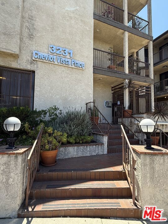 3231 Cheviot Vista Place, Los Angeles CA: https://media.crmls.org/mediaz/9afd4b79-846c-43e0-b38a-3e0ab342680e.jpg