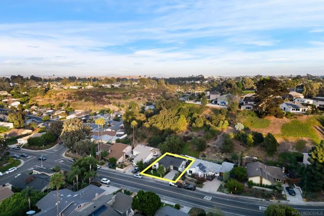 6737 Lipmann St, San Diego CA: https://media.crmls.org/mediaz/9afdfcea-0234-4600-9dda-350f278e3f19.jpg