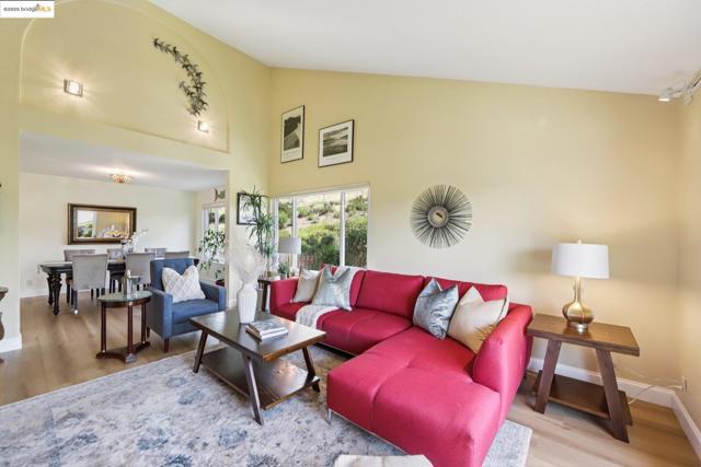 2353 Benham Ct, Walnut Creek CA: https://media.crmls.org/mediaz/9aff041c-6c57-4b9a-b3a9-b8617b6edd52.jpg