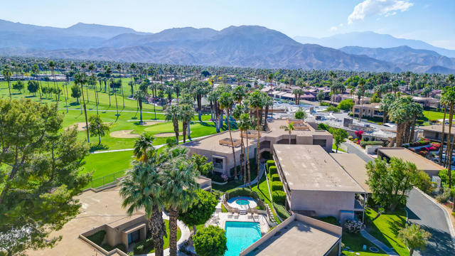 73879 Club Circle Dr, Palm Desert CA: https://media.crmls.org/mediaz/9aff4c85-810b-4b59-b27a-42151f41990c.jpg