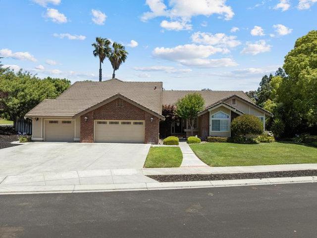 120 Tierra Del Sol, Hollister CA: https://media.crmls.org/mediaz/9affc41e-bdcb-46c7-b070-ae5bf8be3785.jpg
