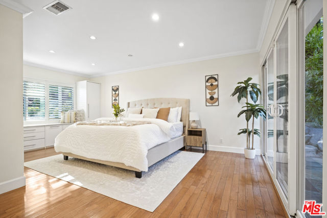 2452 N Altadena Drive, Altadena CA: https://media.crmls.org/mediaz/9affcd60-a369-44f3-89d7-119a0b423fb3.jpg